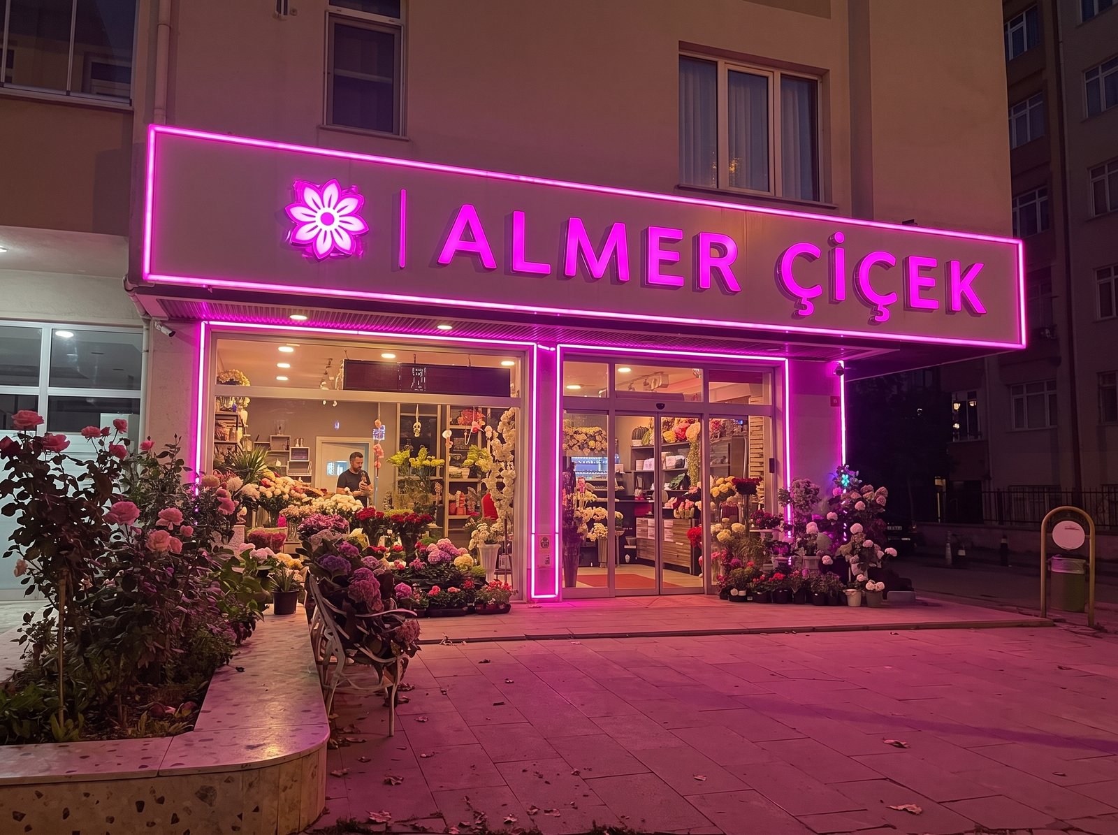 Almer Çiçek Alparslan şubesi mağaza vitrini
